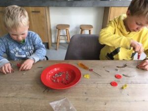 kinderen bezig met techniek