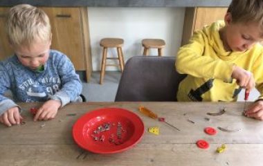 kinderen bezig met techniek